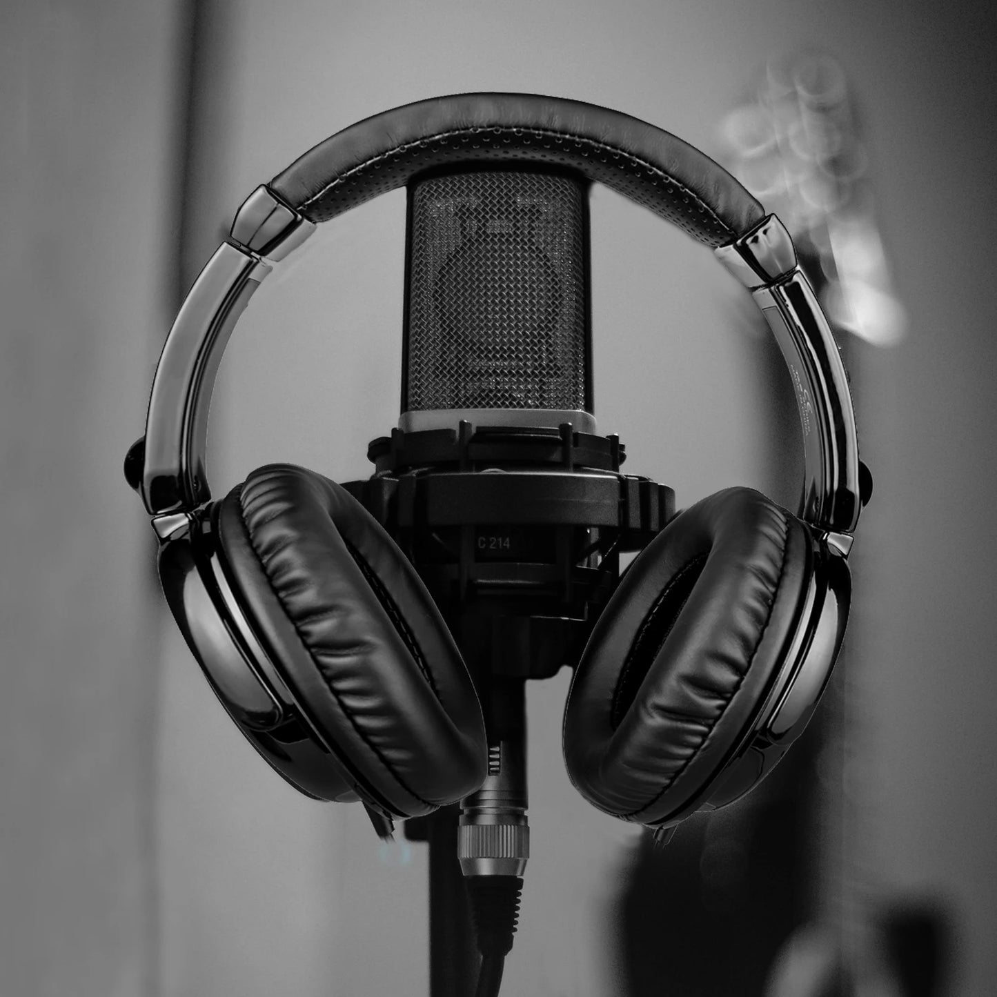 HD2000 Professional Studio Monitor Headphones - Wired Over-Ear